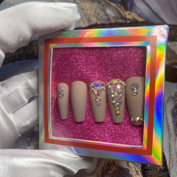 Tan press on nails with crystal - Picture 4 of 4